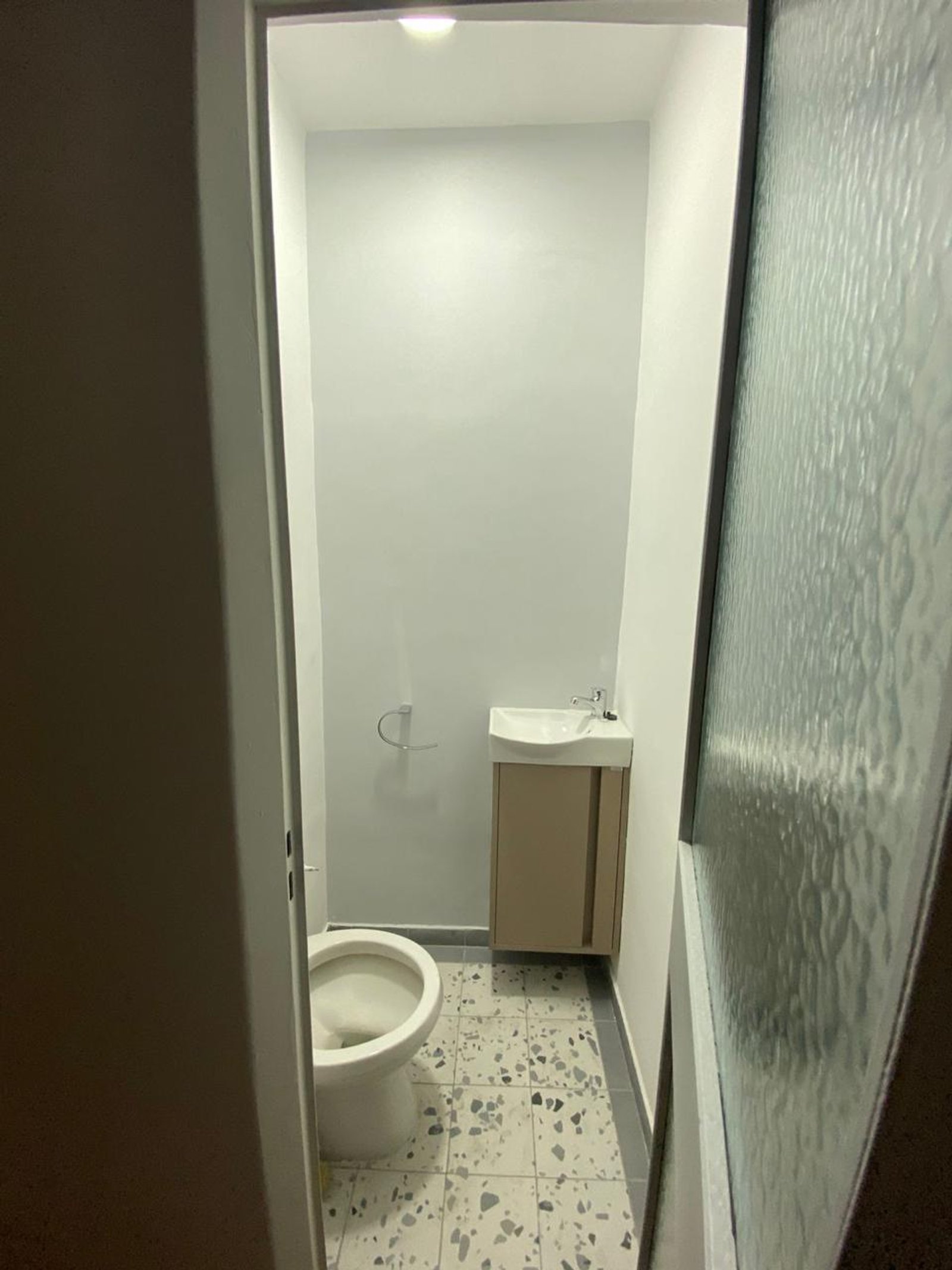 Baño pequeño con inodoro y bidet — proyecto Zapiola , por Estudio NET Arquitectura , en Zapiola 2645